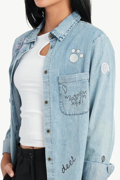 قميص جينز مطبوع مع شقوق