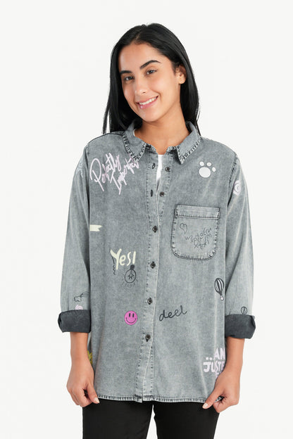 قميص جينز مطبوع مع شقوق