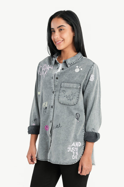 قميص جينز مطبوع مع شقوق