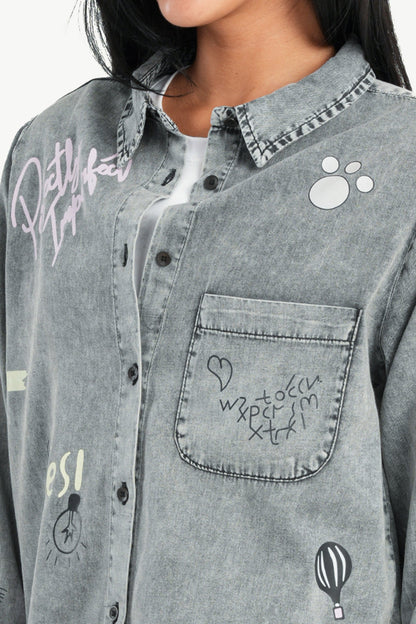 قميص جينز مطبوع مع شقوق