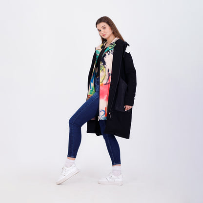 جاكيت طويل بغطاء رأس ومطبوع باللون الأسود