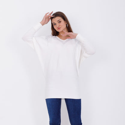 بلوفر خفاش أبيض اللون مرصع بالكريستال