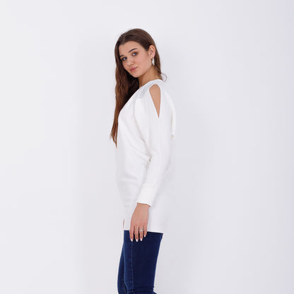 بلوفر خفاش أبيض اللون مرصع بالكريستال