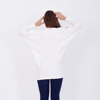 بلوفر خفاش أبيض اللون مرصع بالكريستال