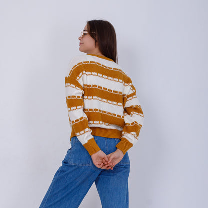 بلوفر محبوك برقبة دائرية بلون الخردل