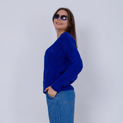بلوفر أزرق واسع الرقبة محبوك بكابل