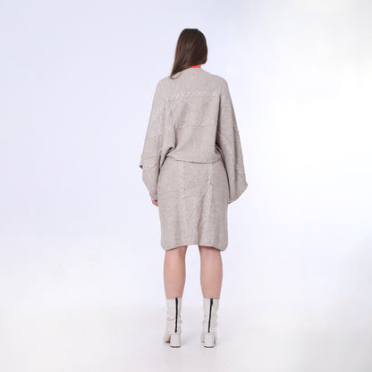 طقم بيج محبوك من بلوزة فضفاضة وتنورة متوسطة الطول