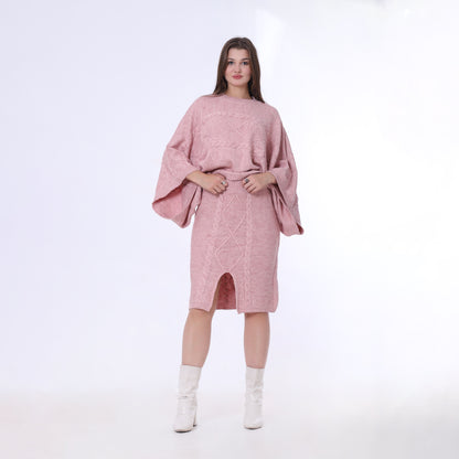 طقم وردي محبوك من بلوزة فضفاضة وتنورة متوسطة الطول
