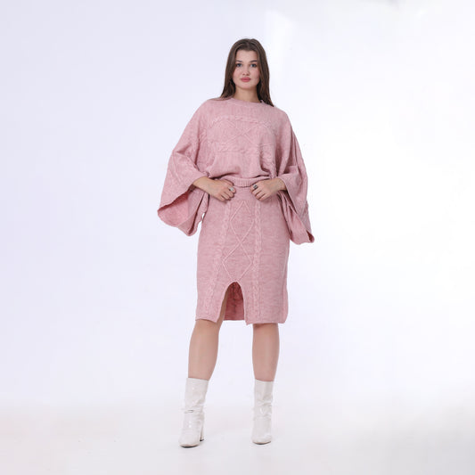 طقم وردي محبوك من بلوزة فضفاضة وتنورة متوسطة الطول