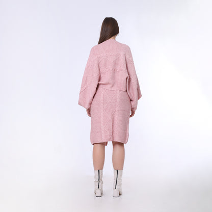 طقم وردي محبوك من بلوزة فضفاضة وتنورة متوسطة الطول