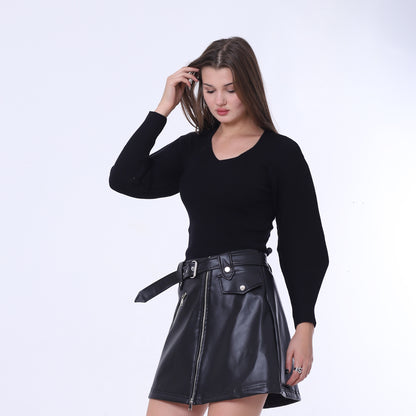 بلوفر أسود من الخلف بربطة عنق مرصعة بالكريستال