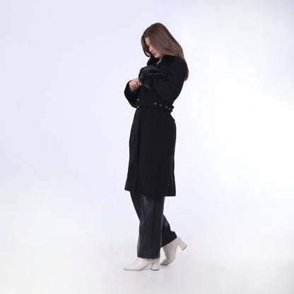 معطف أسود بحزام وياقة من الفرو
