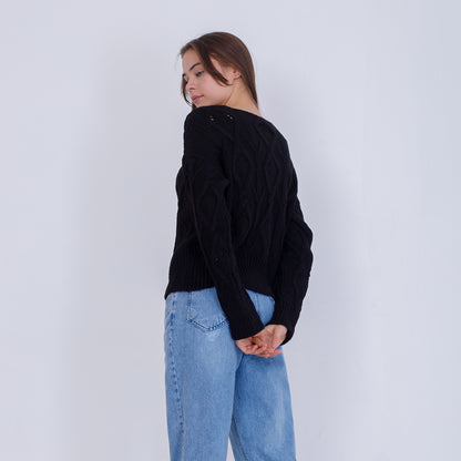 بلوفر أسود واسع الرقبة محبوك بالكابل