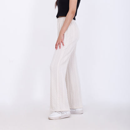 بنطلون محبوك باللون الأبيض العاجي