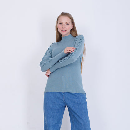 بلوفر محبوك باللون الأزرق الداكن بأكمام مكشكشة