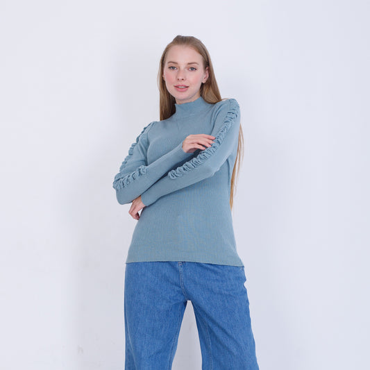 بلوفر محبوك باللون الأزرق الداكن بأكمام مكشكشة