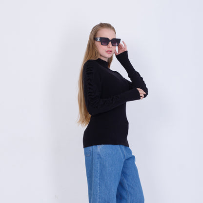 بلوفر أسود محبوك بأكمام مكشكشة