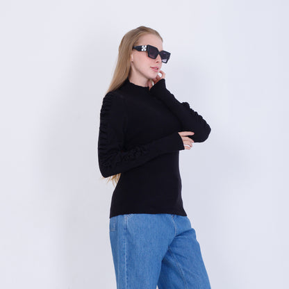 بلوفر أسود محبوك بأكمام مكشكشة