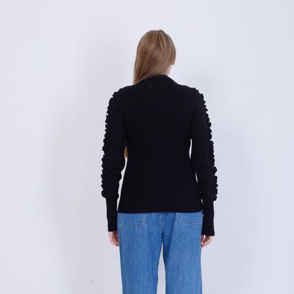 بلوفر أسود محبوك بأكمام مكشكشة