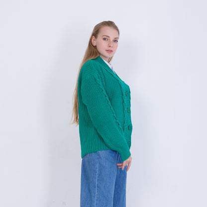 سترة خضراء مضفرة محبوكة