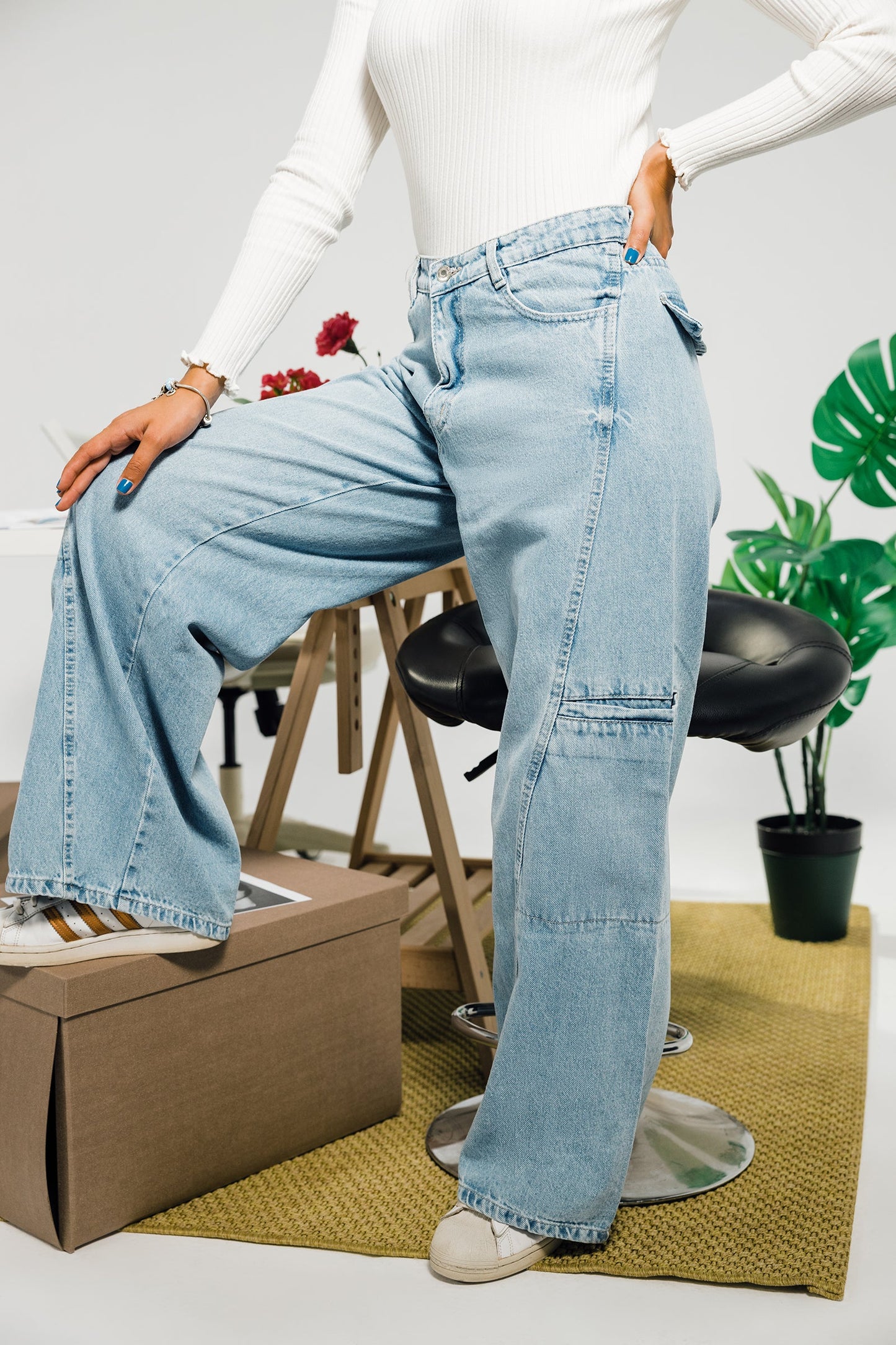 Wide Leg Jeans in Back Flap Pockets