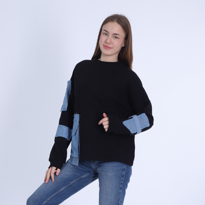 سويت شيرت أسود مع جيب جانبي من قماش الدنيم