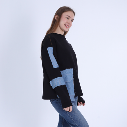 سويت شيرت أسود مع جيب جانبي من قماش الدنيم