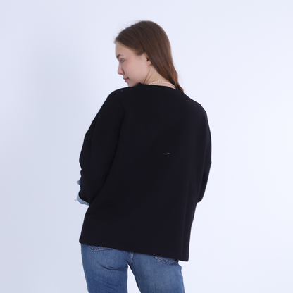 سويت شيرت أسود مع جيب جانبي من قماش الدنيم