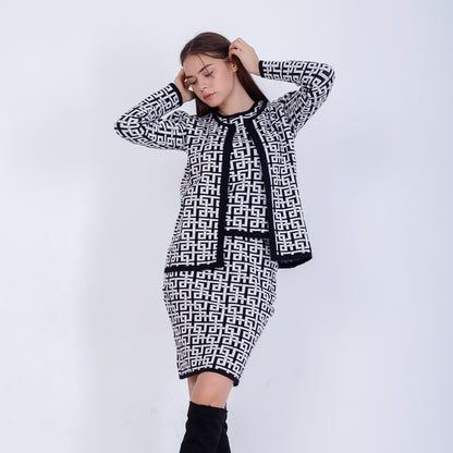 طقم جاكار أسود مكون من جاكيت وقميص وتنورة متوسطة الطول