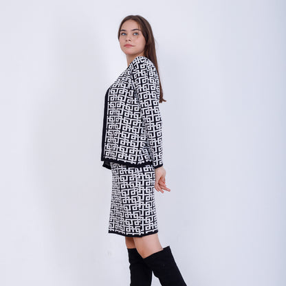 طقم جاكار أسود مكون من جاكيت وقميص وتنورة متوسطة الطول