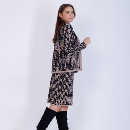 طقم جاكار القهوة مكون من جاكيت وقميص وتنورة متوسطة الطول