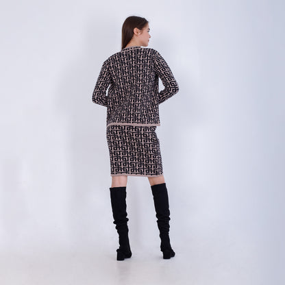 طقم جاكار القهوة مكون من جاكيت وقميص وتنورة متوسطة الطول