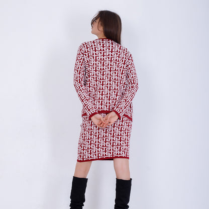 طقم جاكار بورجوندي مكون من جاكيت وقميص وتنورة متوسطة الطول