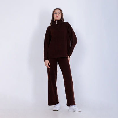 طقم محبوك باللون البني من سترة وبنطال بسحاب