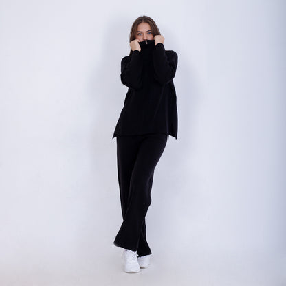 طقم محبوك باللون الأسود من سترة وبنطال بسحاب