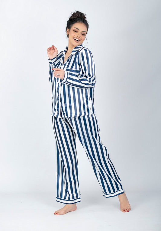 طقم بيجامة ساتان مخطط باللون الأزرق الداكن