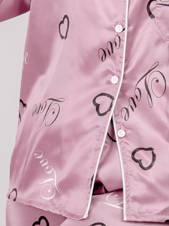 بيجامة ساتان مطبوعة بأكمام طويلة باللون الوردي الباهت