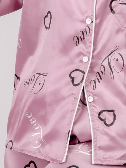 بيجامة ساتان مطبوعة بأكمام طويلة باللون الوردي الباهت