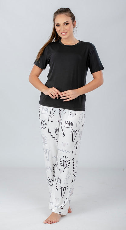 طقم بيجامة أسود من توب سادة وبنطال مطبوع