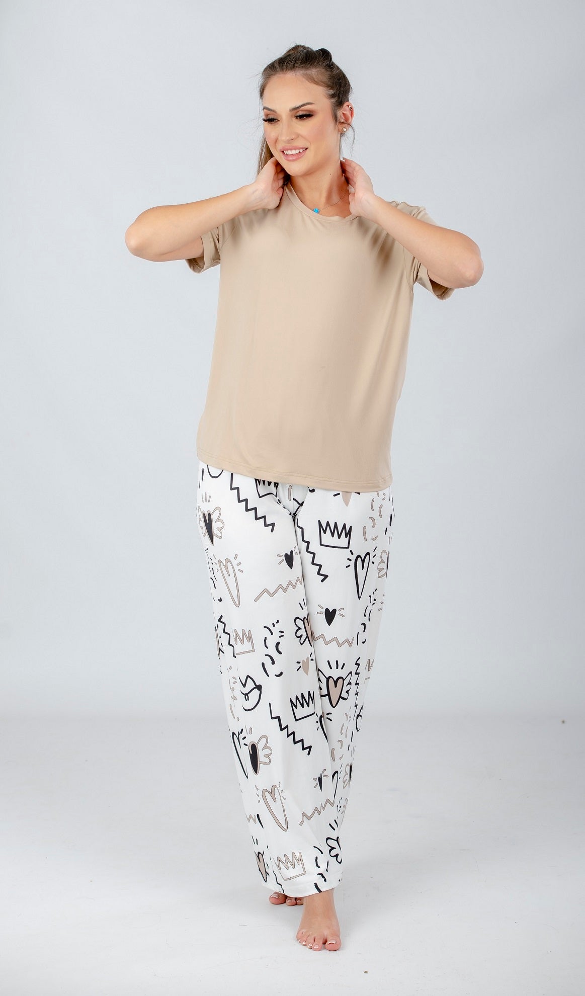 طقم بيجامة بلون القهوة الفاتح مع بنطال مطبوع