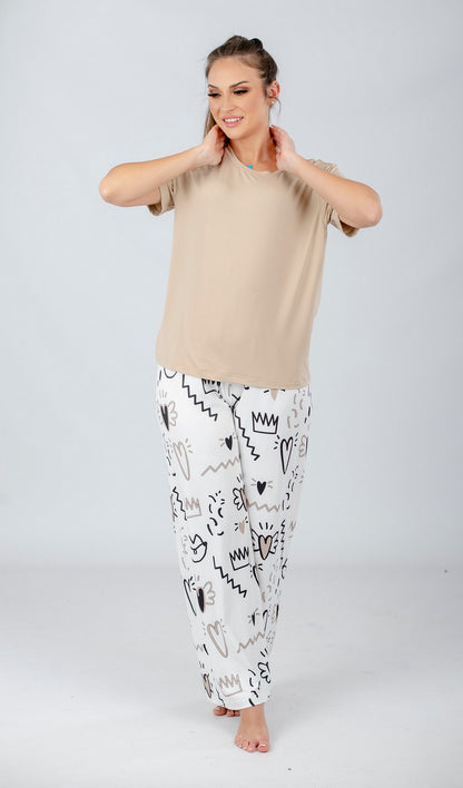 طقم بيجامة بلون القهوة الفاتح مع بنطال مطبوع