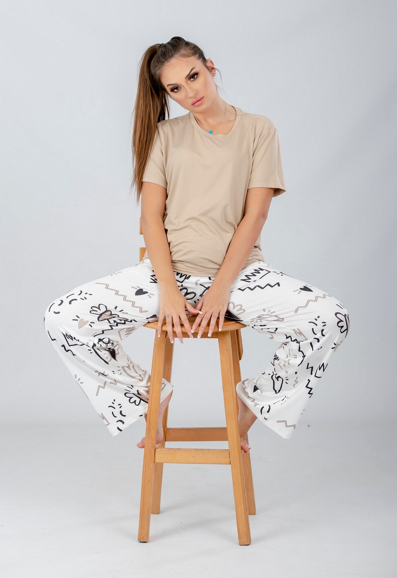 طقم بيجامة بلون القهوة الفاتح مع بنطال مطبوع