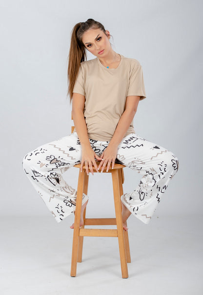 طقم بيجامة بلون القهوة الفاتح مع بنطال مطبوع