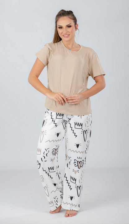 طقم بيجامة بلون القهوة الفاتح مع بنطال مطبوع