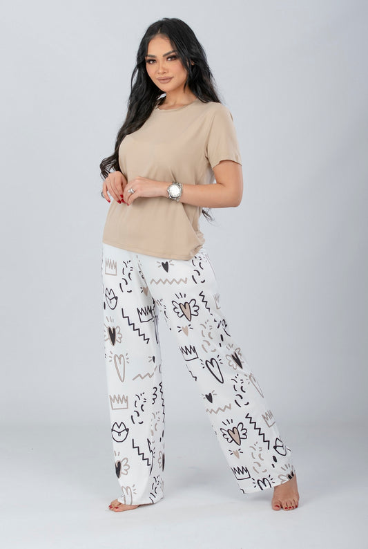 طقم بيجامة بلون القهوة الفاتح مع بنطال مطبوع