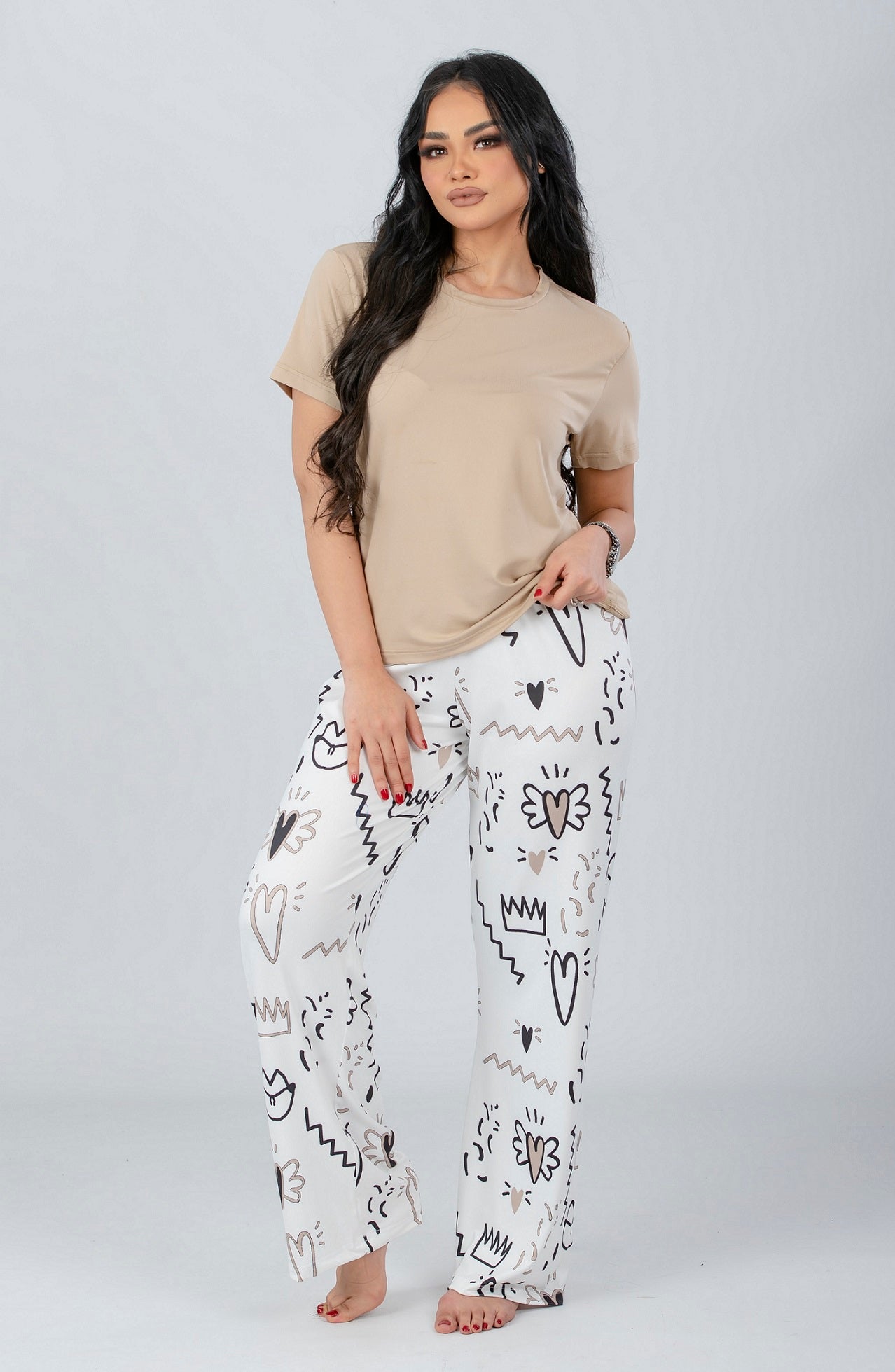طقم بيجامة بلون القهوة الفاتح مع بنطال مطبوع