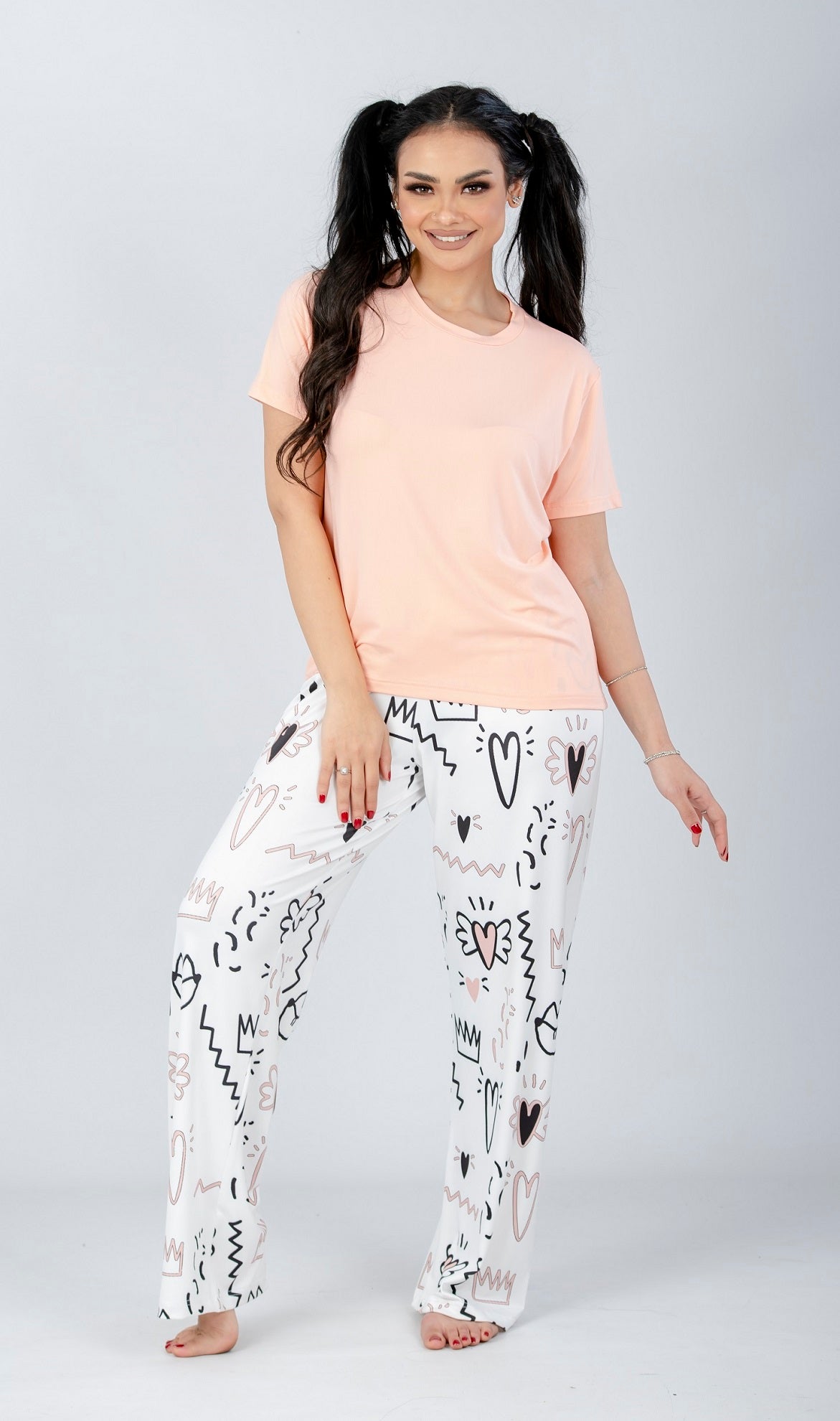 طقم بيجامة من بلوزة سادة وبنطلون مطبوع بلون الخوخ