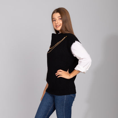سترة محبوكة بسلسلة عنق سوداء
