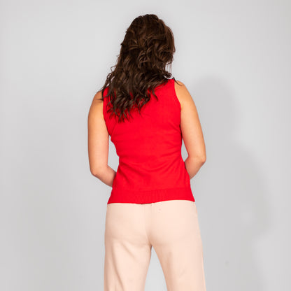 بلوفر محبوك أحمر بدون أكمام برقبة عالية