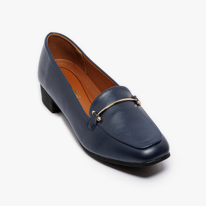 أحذية كلاسيكية بتفاصيل بسيطة